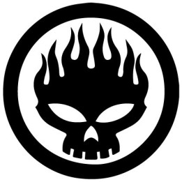 Tête de mort en feu rond noir autocollant sticker adhésif pour tous supports