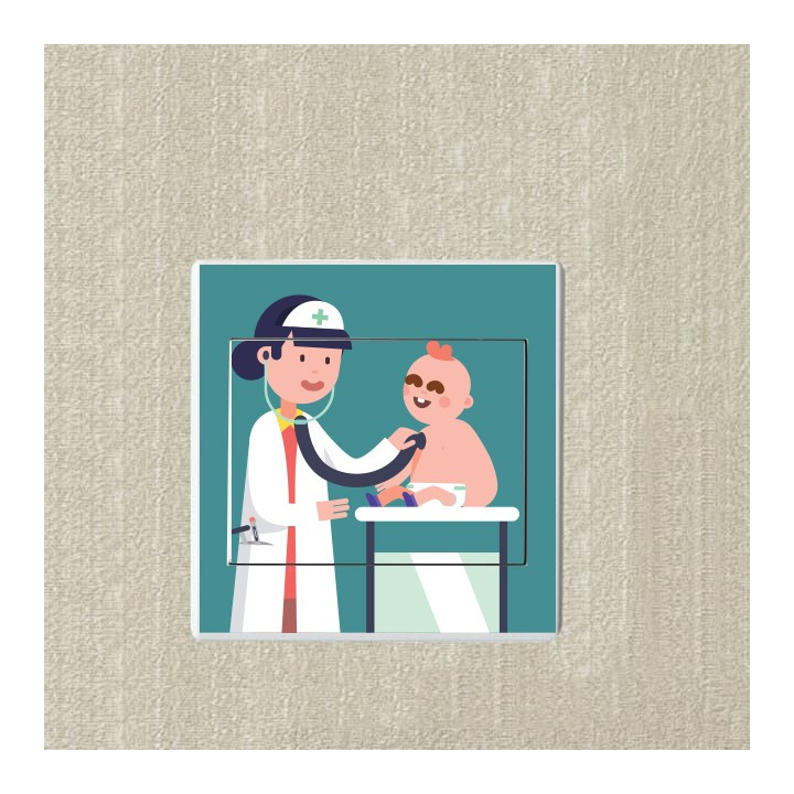 Docteur pédiatre médecin examinant bébé sticker autocollant interrupteur